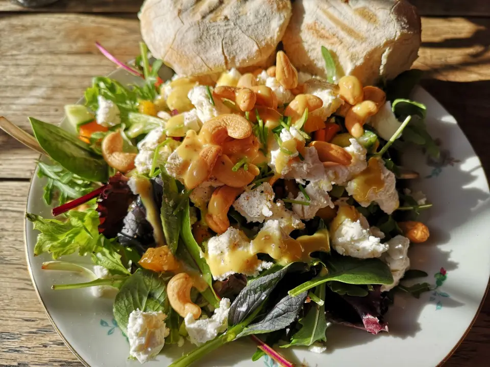 Salade geitenkaas met cashewnoten bij Knus Bussum