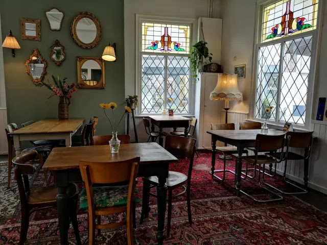 Het warme interieur van Knus Bussum met spiegels, kleden en glas-in-lood
