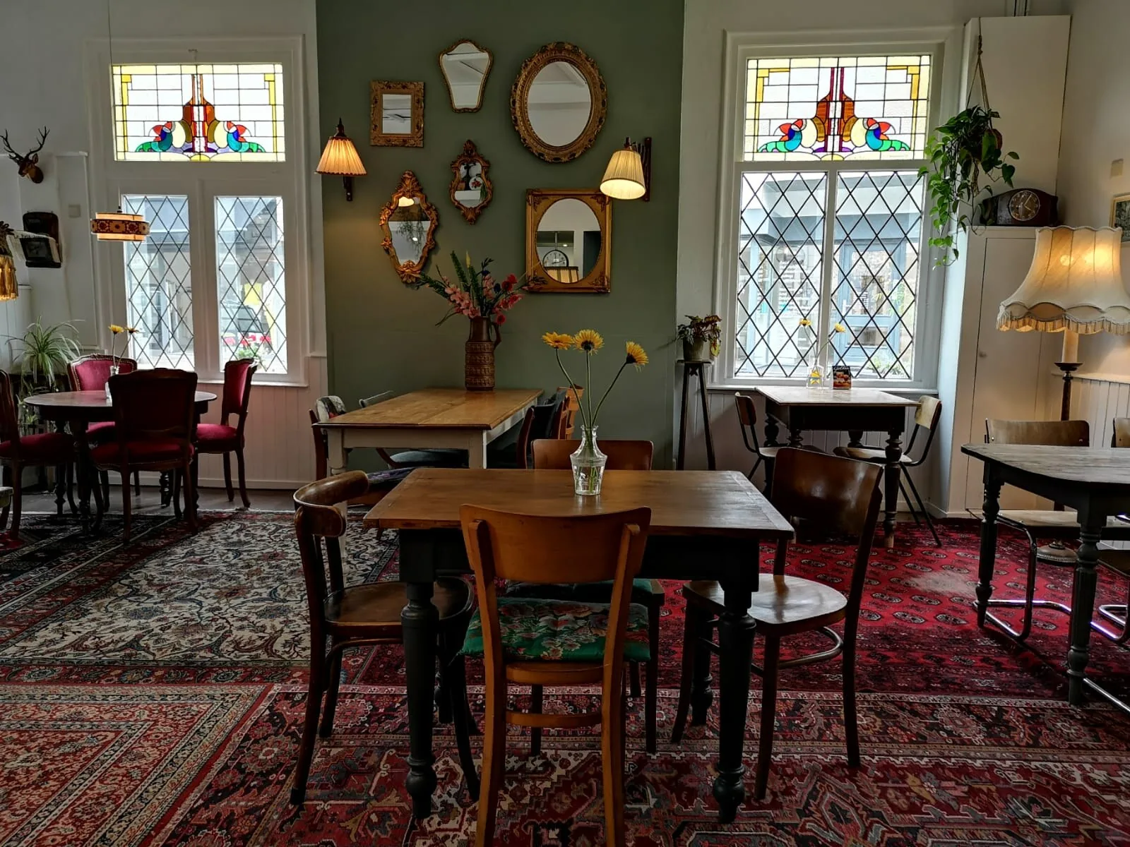 Interieur van Knus Bussum met spiegels, kleden en glas-in-lood