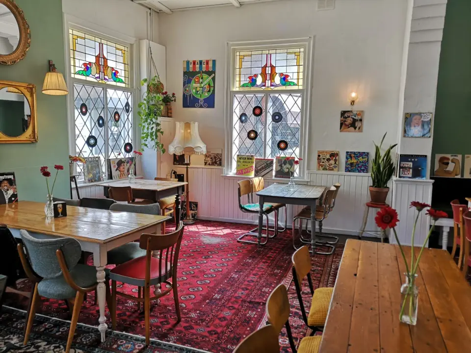 De lichte eetkamer van Knus Bussum bij het raam