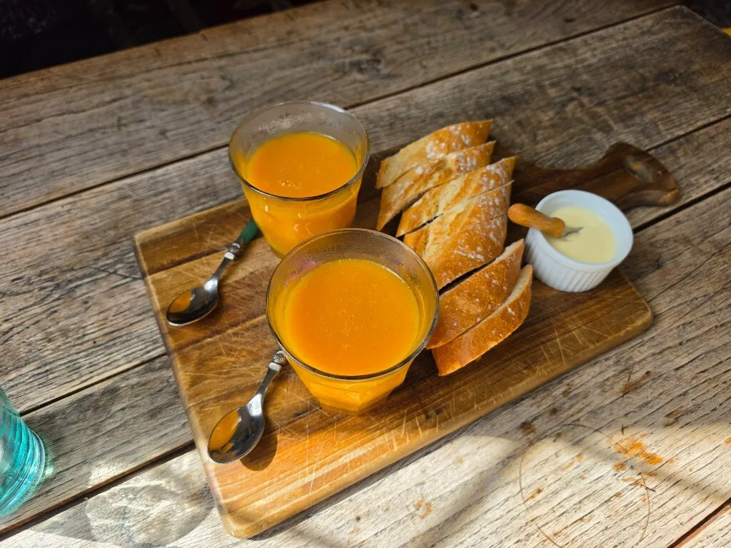 KNUS soep met brood en aioli bij Knus Bussum
