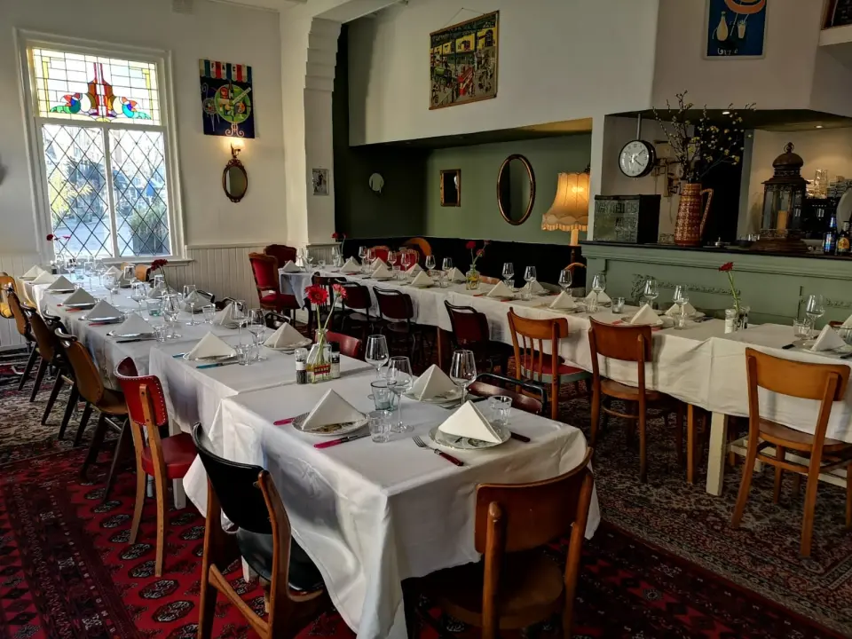 Feestelijk gedekte lange tafels voor een besloten gezelschap bij Knus Bussum