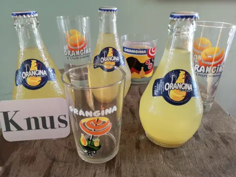 Orangina flessen en glazen bij Knus Bussum