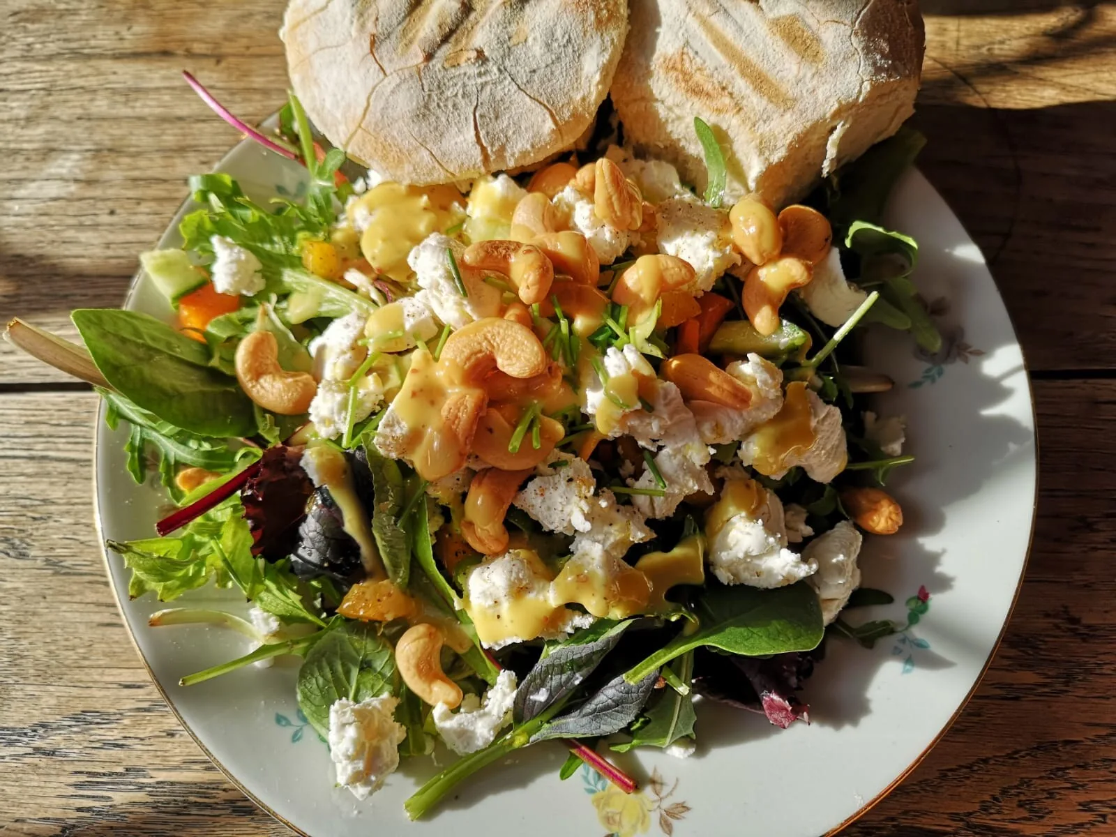 Salade met geitenkaas en cashewnoten op bord bij Knus Bussum