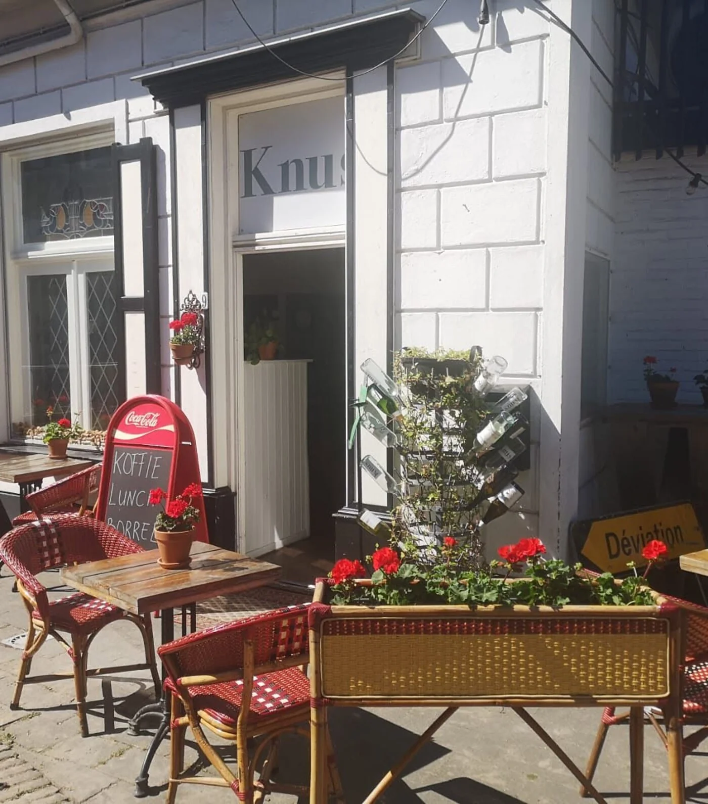 Het terras van Knus Bussum aan de Spiegelstraat
